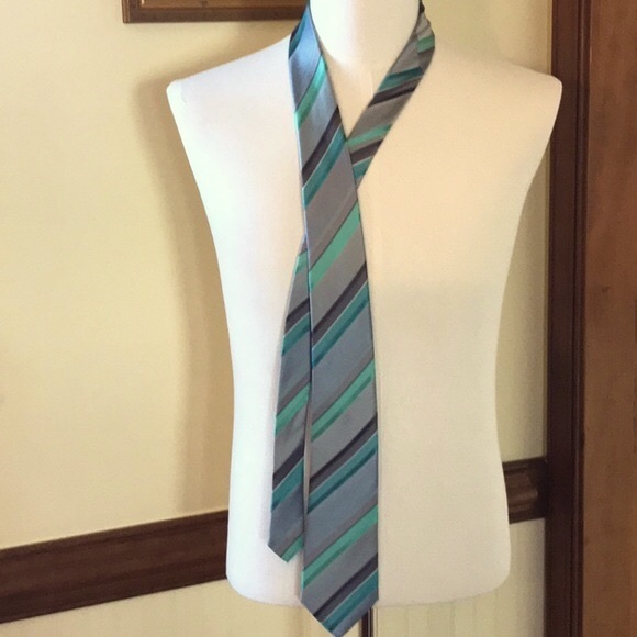 Kenneth Cole Reaction Silk Tie - Picture 6 of 9